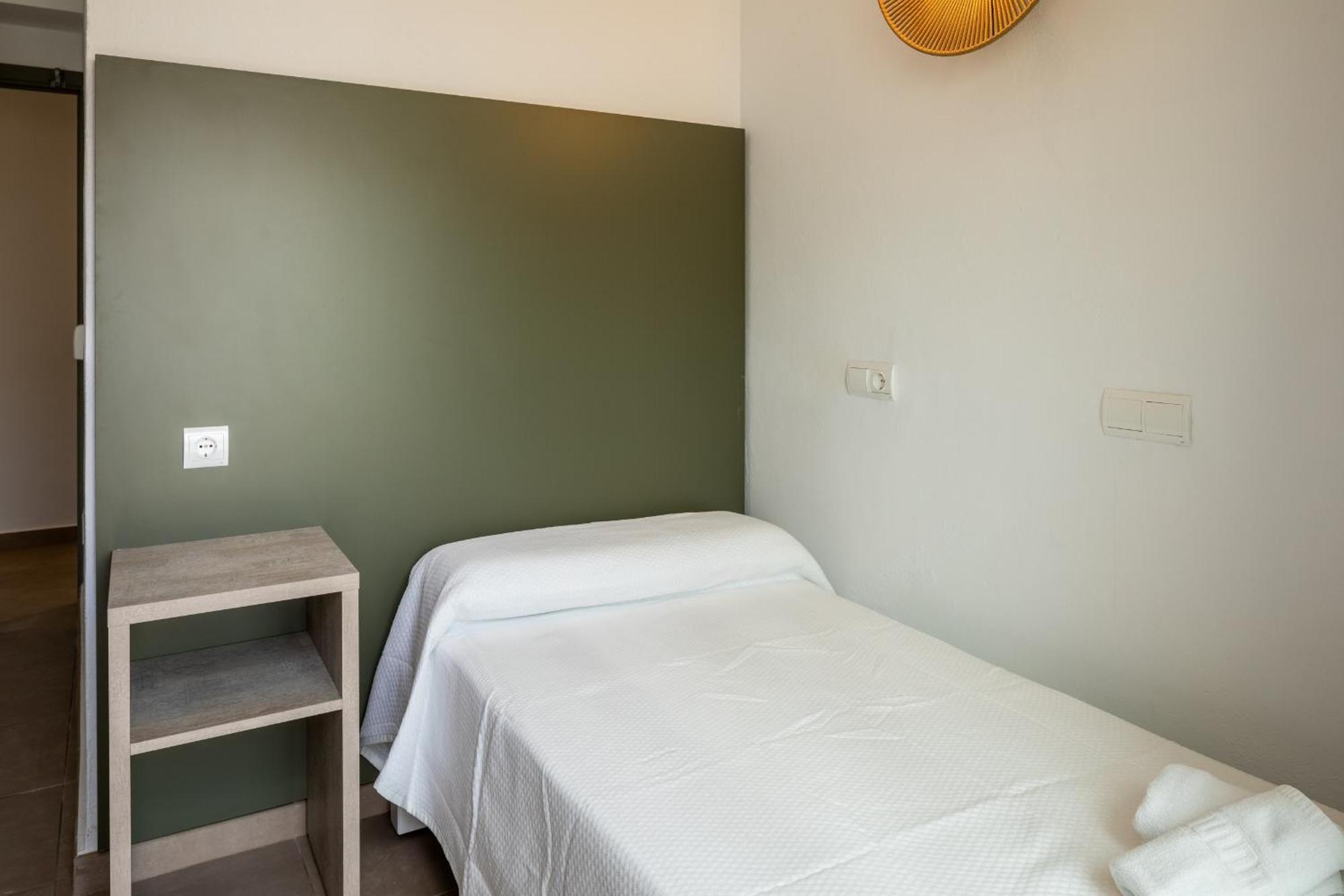 Hostal Alicante Sant Antoni de Portmany Екстериор снимка
