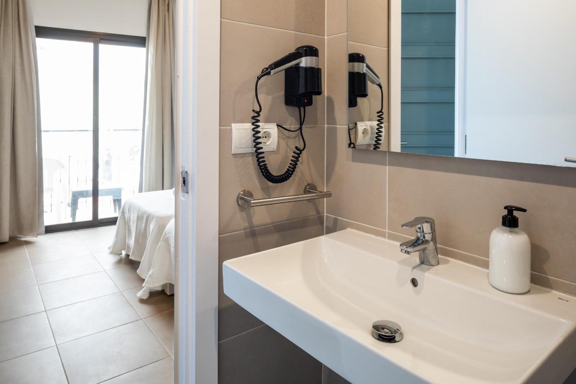 Hostal Alicante Sant Antoni de Portmany Екстериор снимка