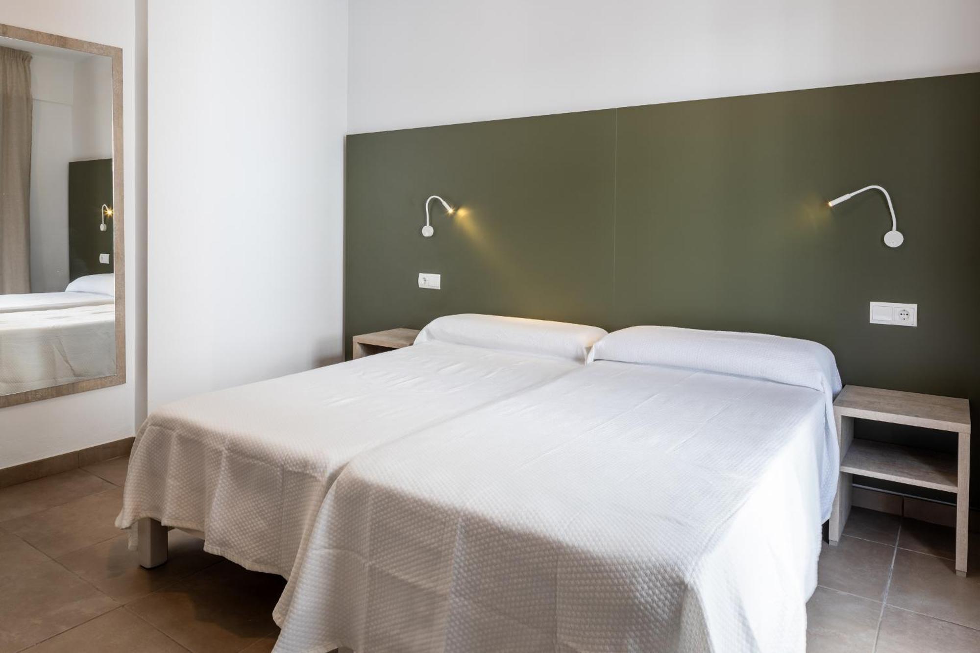 Hostal Alicante Sant Antoni de Portmany Екстериор снимка