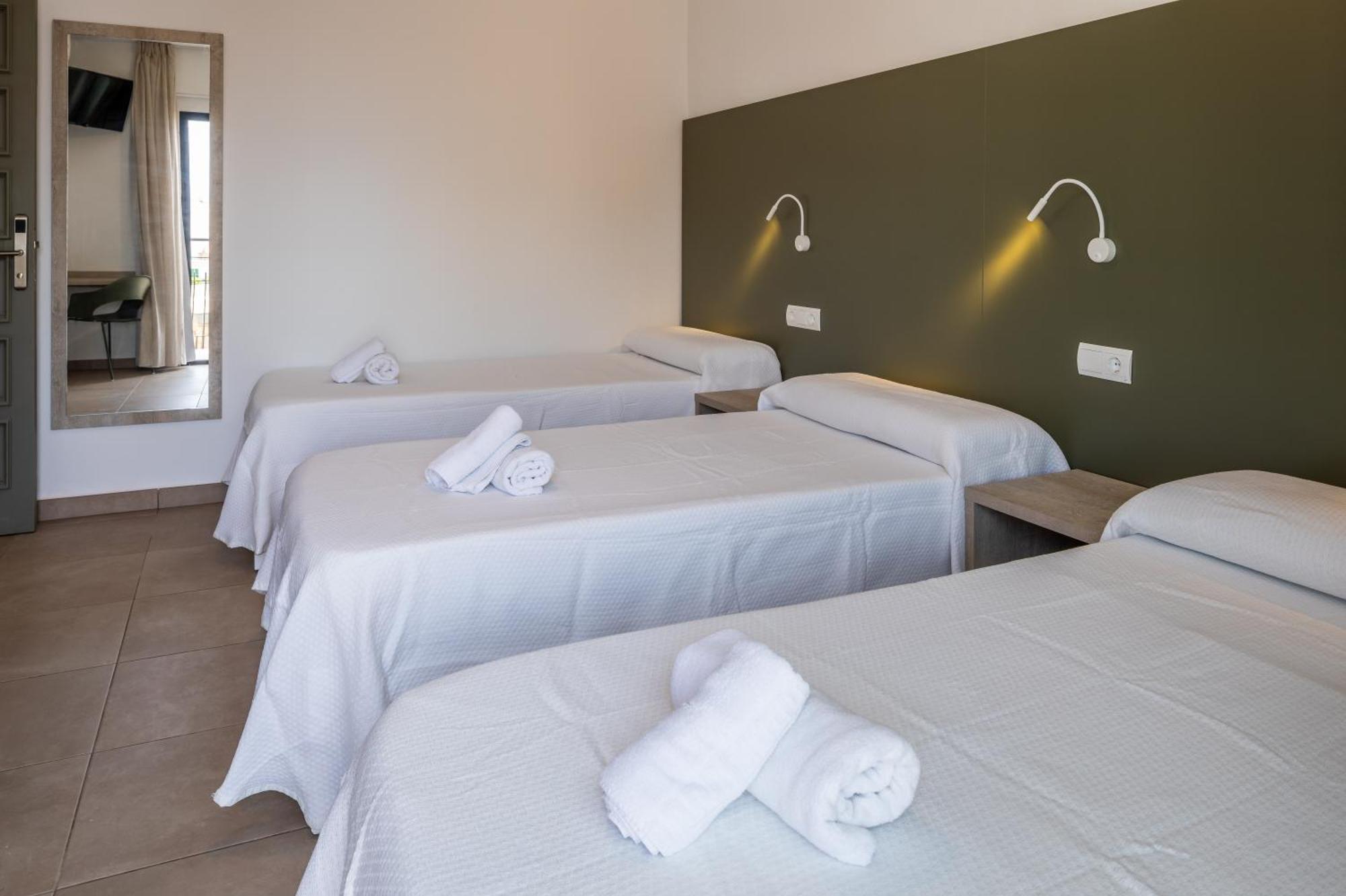 Hostal Alicante Sant Antoni de Portmany Екстериор снимка
