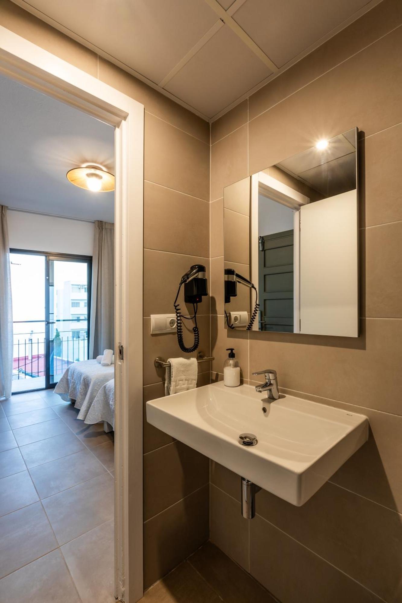 Hostal Alicante Sant Antoni de Portmany Екстериор снимка