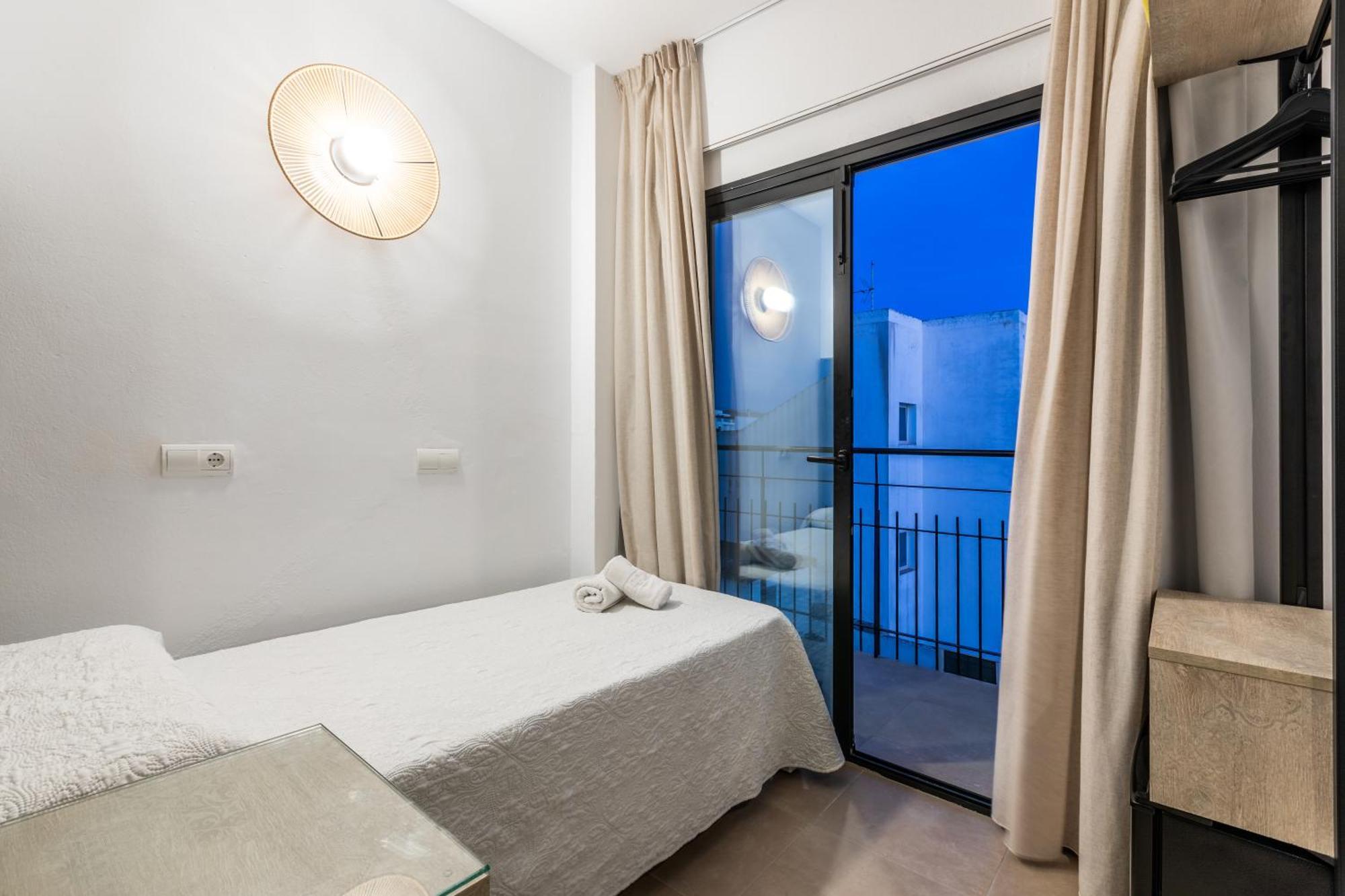 Hostal Alicante Sant Antoni de Portmany Екстериор снимка