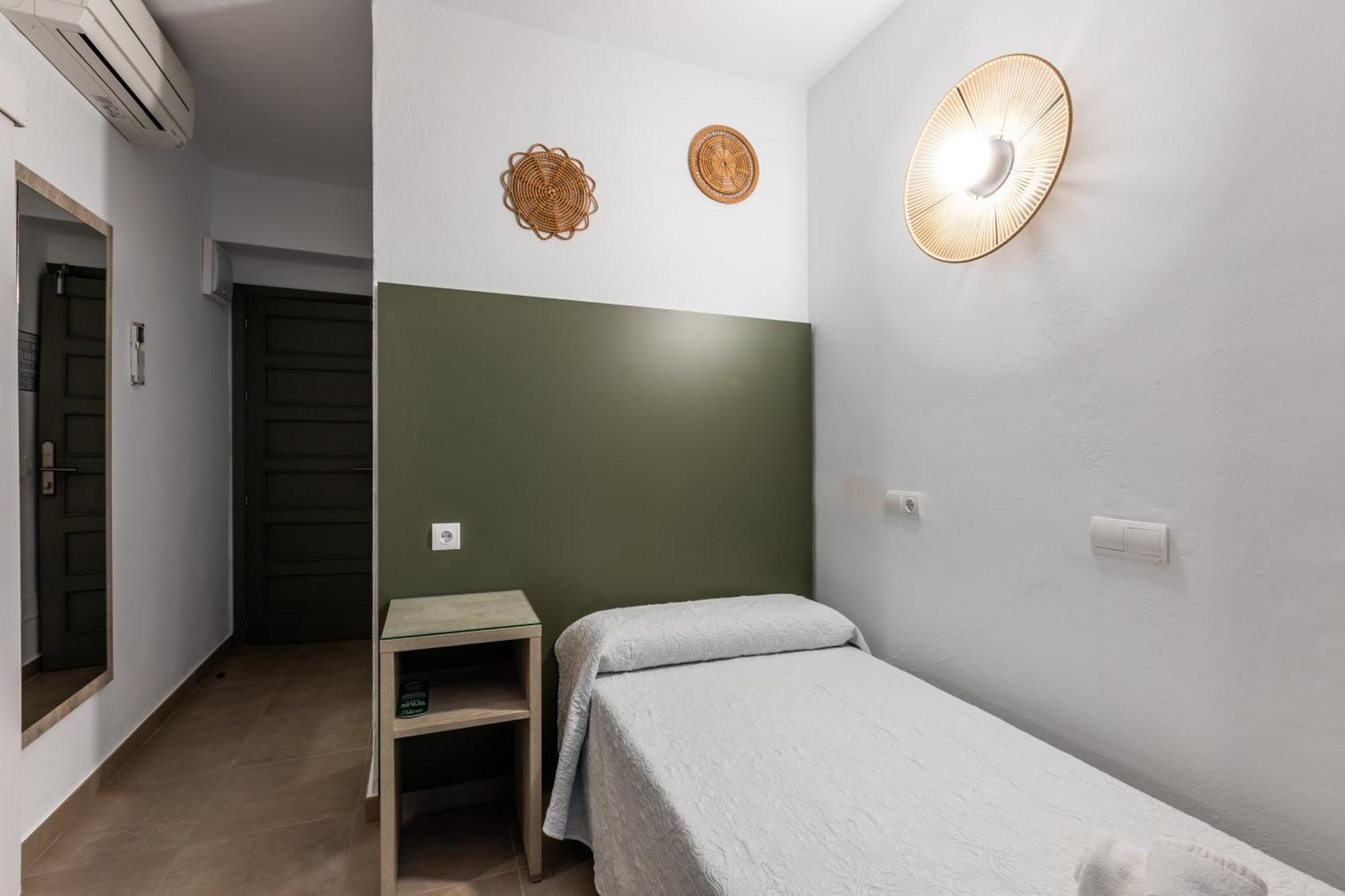Hostal Alicante Sant Antoni de Portmany Екстериор снимка