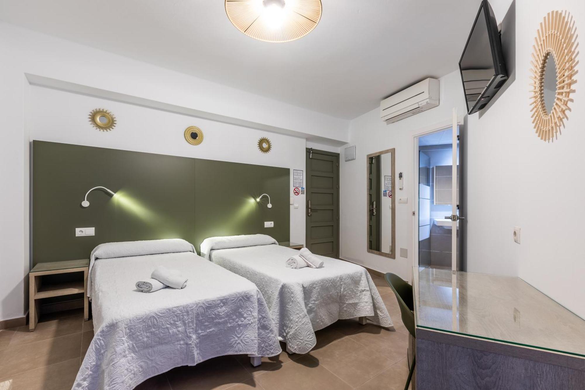 Hostal Alicante Sant Antoni de Portmany Екстериор снимка
