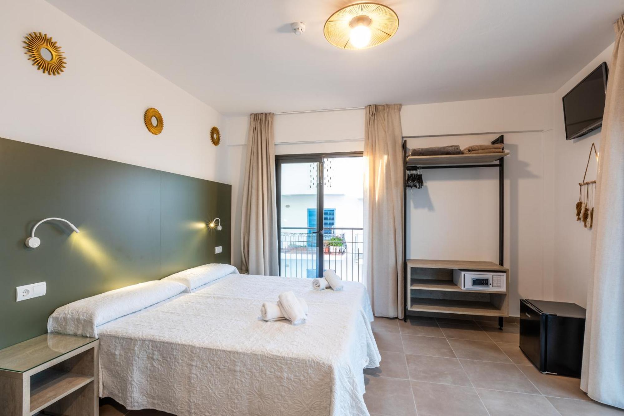 Hostal Alicante Sant Antoni de Portmany Екстериор снимка