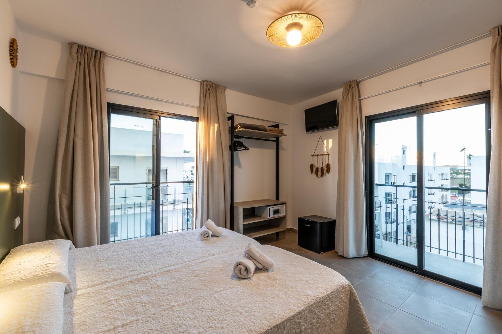 Hostal Alicante Sant Antoni de Portmany Екстериор снимка